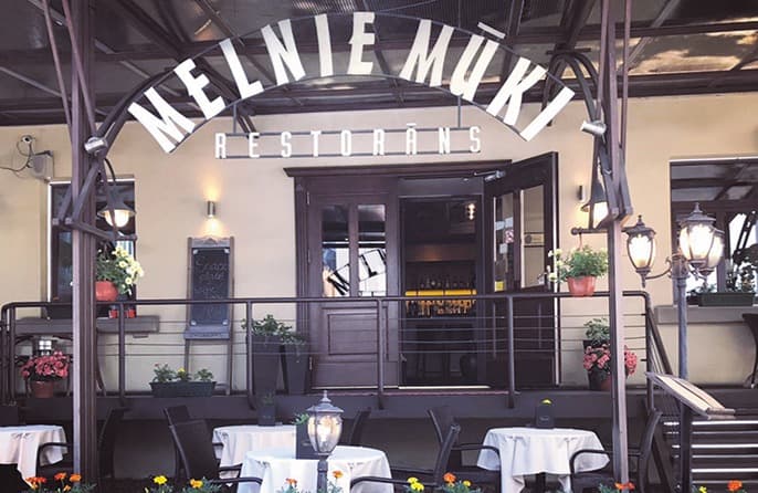 Melnie mūki