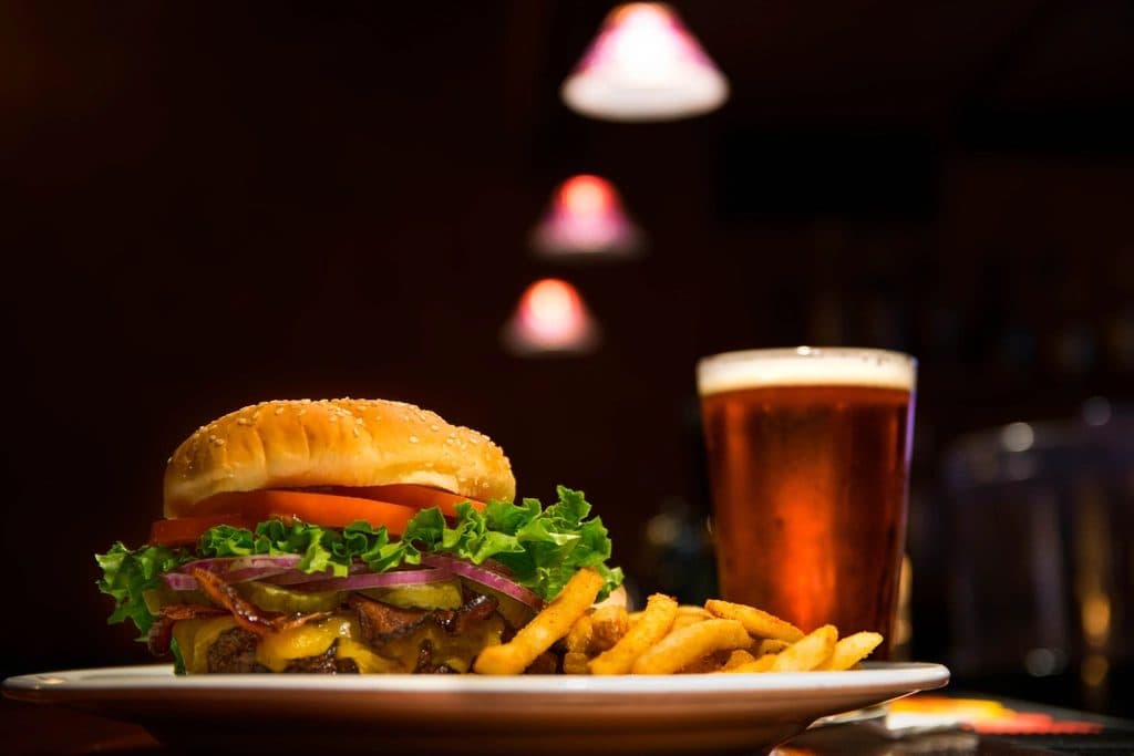 Fast food zərərləri: bir burgerdən sonra bədəndə nə baş verir?